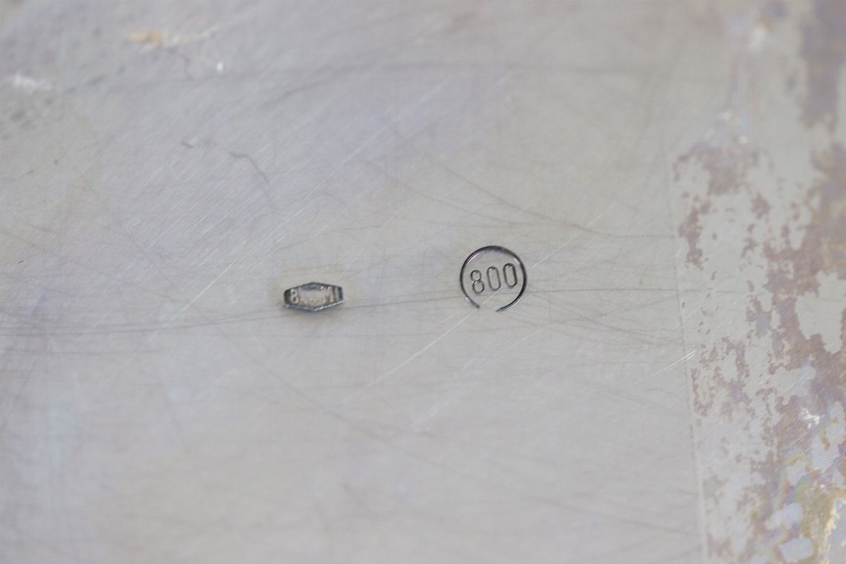 Caraffa in argento sbalzato a torchon con coperchio a forma di conchiglia, gr. 760