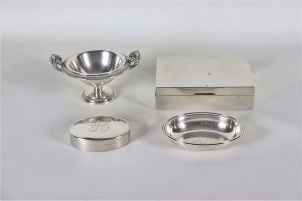Lot in chiseled silver, (4 pcs) gr. 210
