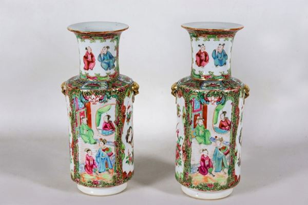 Coppia di piccoli vasi cinesi in porcellana Canton, con decorazioni a rilievo in smalti policromi