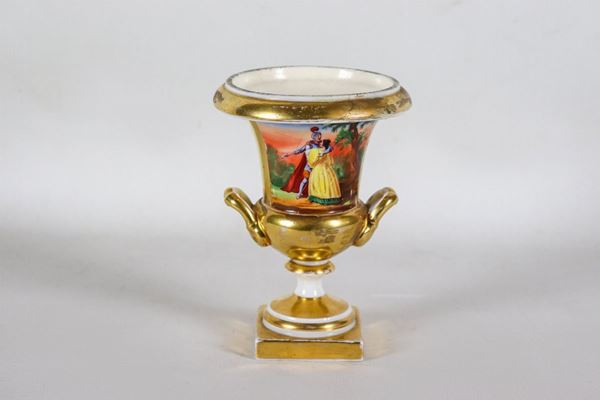 Antico piccolo vaso napoletano a cratere, in porcellana decorata in oro zecchino con scene dipinte di "Paesaggio" e "Incontro galante"