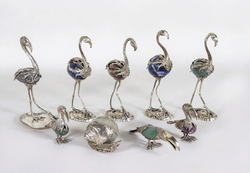 Lotto di nove statuine sud americane "Aironi, pappagalli e lumaca", in varie pietre dure e argent...