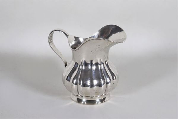 Pitcher in hammered and poded silver, gr. 520