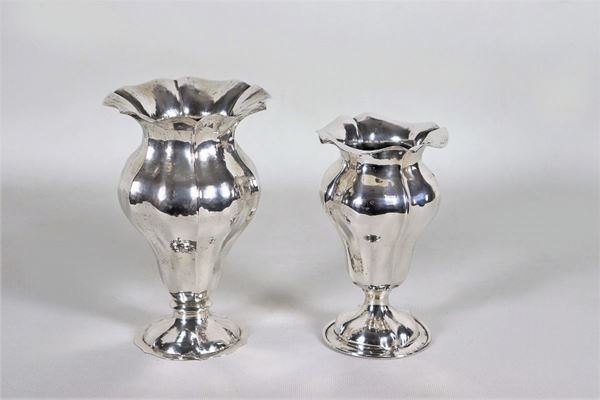 Lotto di due piccoli vasi in argento cesellato, sbalzato e baccellato, gr. 450