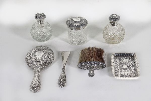 Edward VII dressing table in silver and crystal, chiseled and embossed with floral interweaving and pods (7pcs)