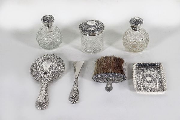 Servizio da toletta Edoardo VII in argento e cristallo, cesellato e sbalzato ad intrecci floreali e baccellature (7pz)