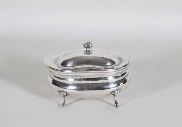 Oval sugar bowl in chiseled and hammered silver, supported by four curved feet, gr. 280
