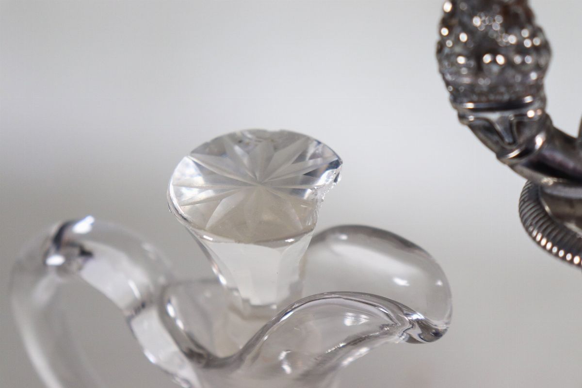 Oliera Impero in argento cesellato e sbalzato a motivi di palmette neoclassiche e corone d'alloro...