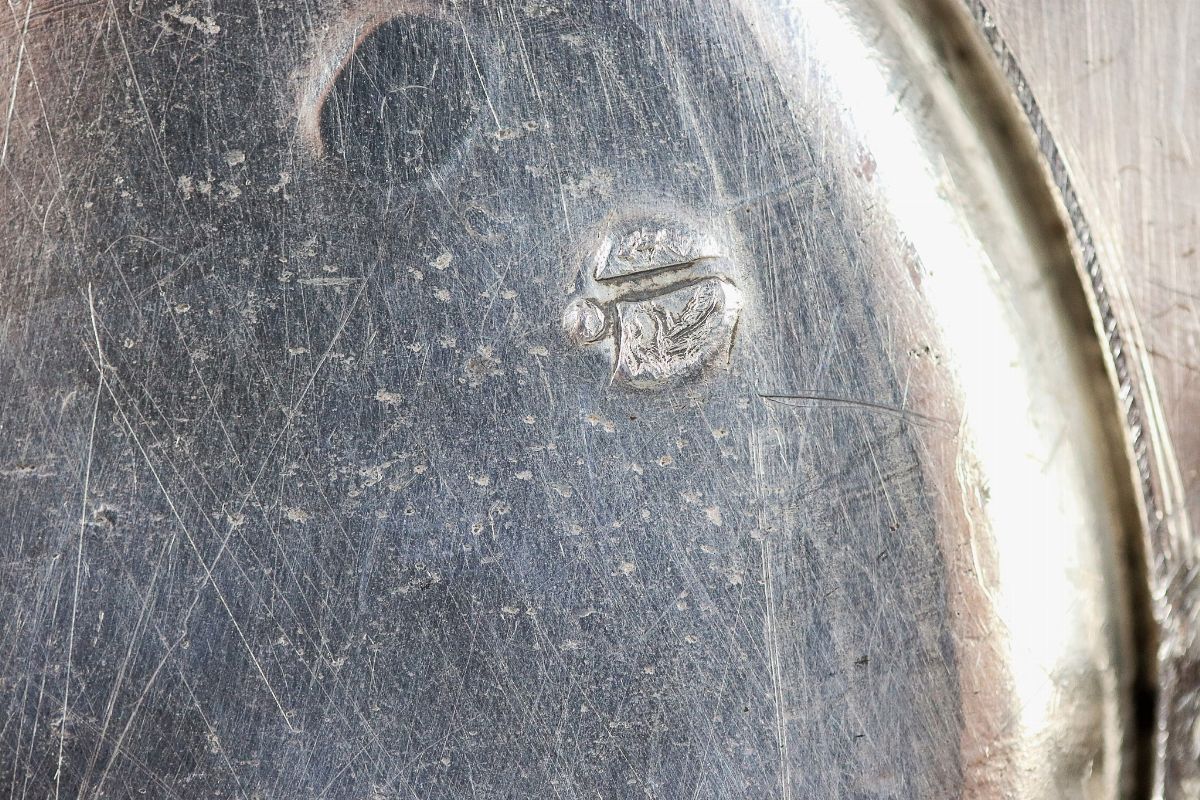 Oliera Impero in argento cesellato e sbalzato a motivi di palmette neoclassiche e corone d'alloro...