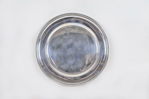 Piatto tondo in argento con bordo cesellato e sbalzato a motivi Impero, gr. 480