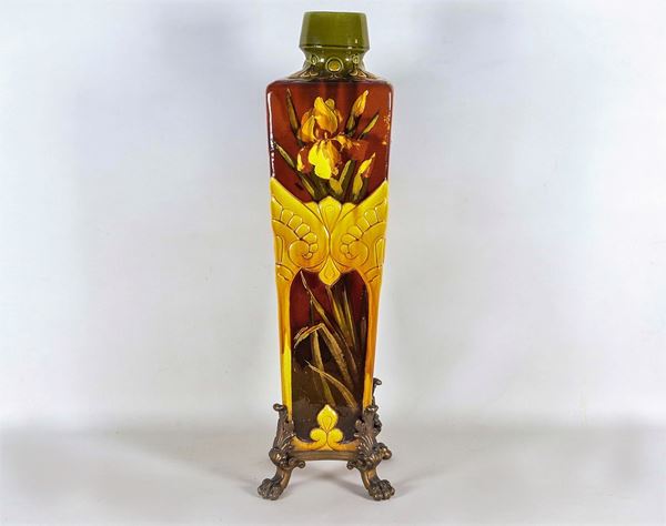 Grande vaso inglese Bretby in ceramica porcellanata, smaltata e decorata a motivi Liberty di fiori e foglie, sorretto da quattro piedini leonini in bronzo dorato