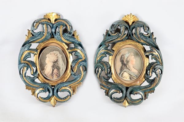 Coppia di antiche piccole cornici in legno laccato e dorato con intagli a motivi Luigi XV, all'interno stampe ovali "Dame"