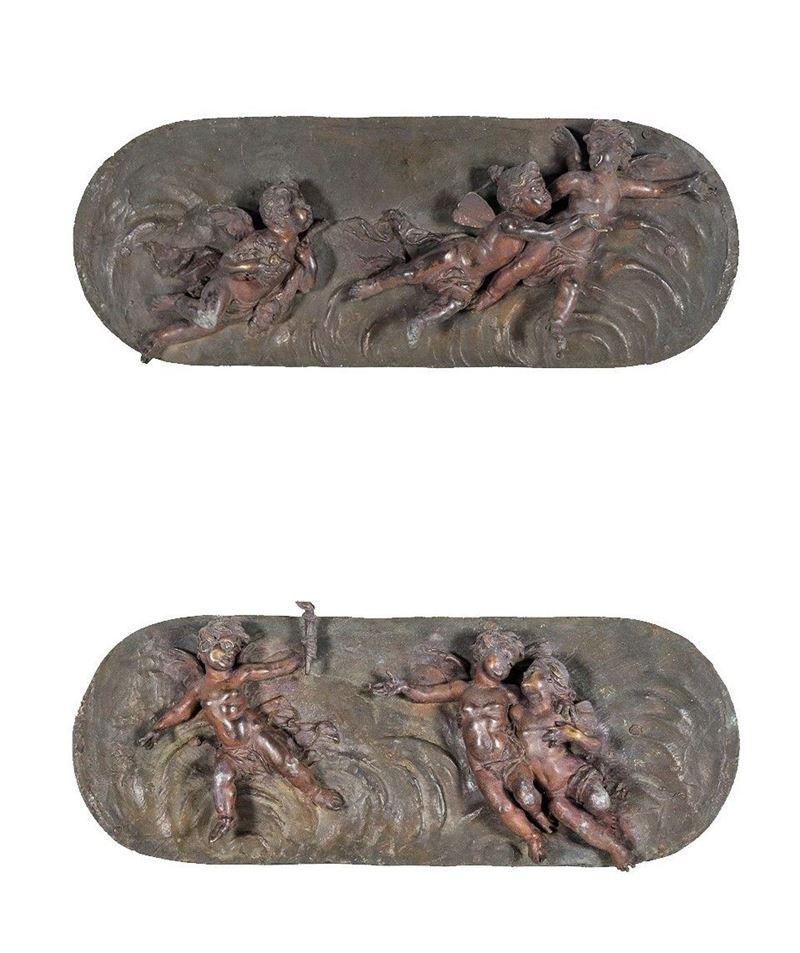 Coppia di placche francesi ovali in metallo bronzato "Allegorie di putti e amorini"