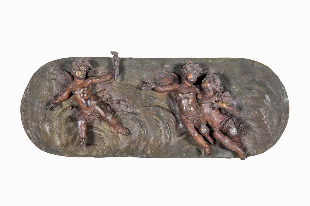 Coppia di placche francesi ovali in metallo bronzato "Allegorie di putti e amorini"