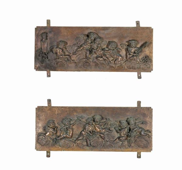 Coppia di placche francesi rettangolari in metallo bronzato "Baccanali di putti e amorini"