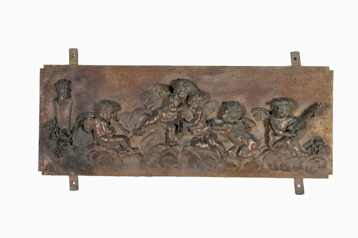 Coppia di placche francesi rettangolari in metallo bronzato "Baccanali di putti e amorini"