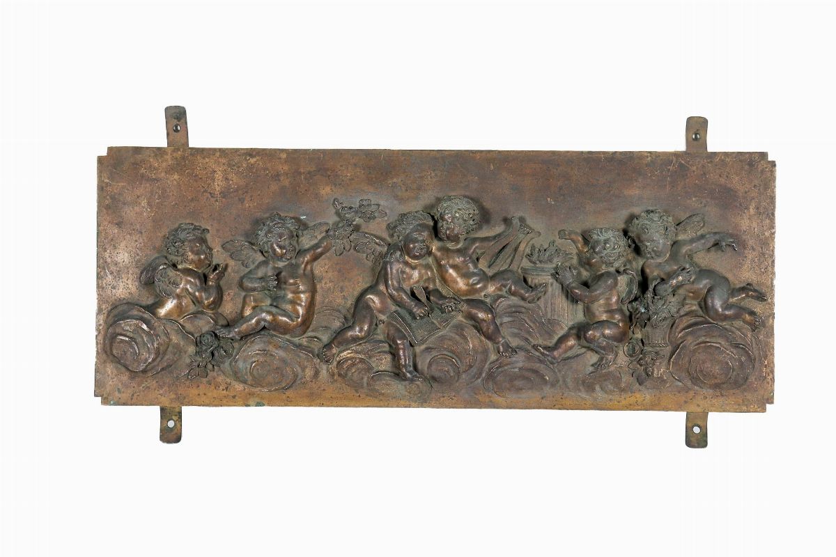 Coppia di placche francesi rettangolari in metallo bronzato "Baccanali di putti e amorini"