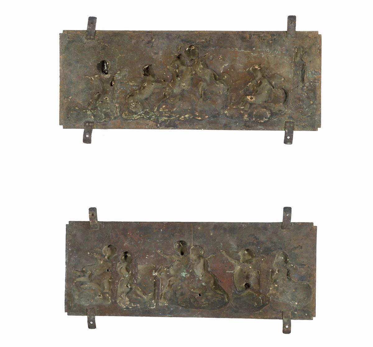 Coppia di placche francesi rettangolari in metallo bronzato "Baccanali di putti e amorini"