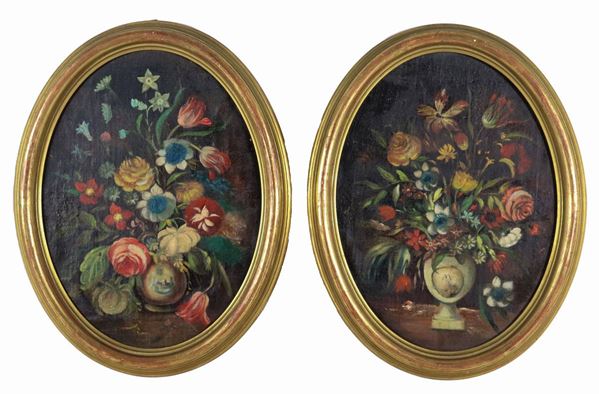 Scuola Italiana Inizio XX Secolo - "Still lifes of bouquets of flowers with vases", pair of oval oil paintings on canvas applied to the table