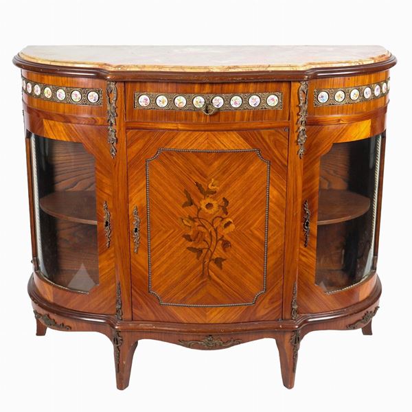 French demi-lune servant in bois de rose and mahogany, with floral inlay on the central door, glazed sides, gilt bronze trimmings and friezes and porcelain plates. Top in antique pink brecciated marble and four curved legs