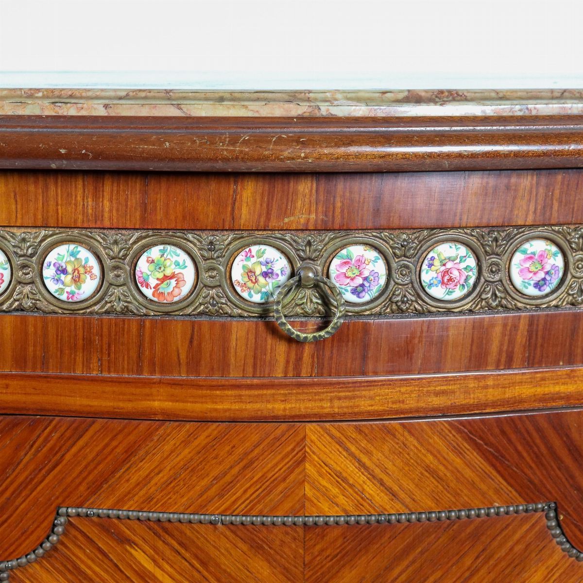 Servante francese a demi-lune in bois de rose e mogano, con intarsio floreale sullo sportello cen...