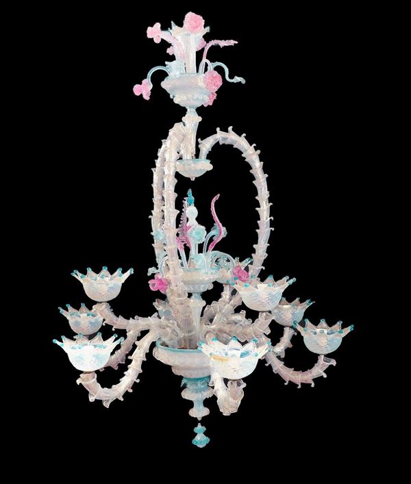 Lampadario in vetro soffiato di Murano a vari colori con decorazioni di fiori e foglie, 9 luci