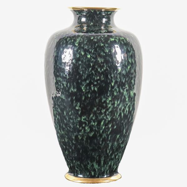 Vaso Liberty in ceramica smaltata in blu con colatine in verde, base e bordo del collo in oro zecchino
