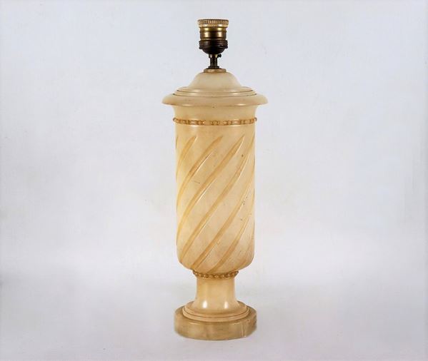 Lampada Liberty in marmo di alabastro, a forma di anfora con scannellature