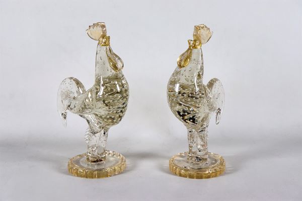 "Galli", coppia di sculture in vetro soffiato di Murano lavorato a bolle