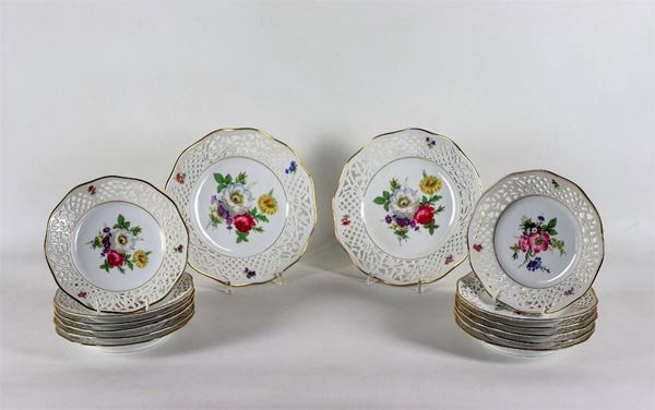 Servizio di piatti da dolce in porcellana bianca con decori policromi a motivi di mazzetti di fiori, bordi traforati (14 pz)