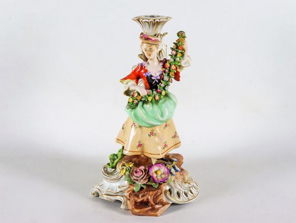 Candeliere in porcellana policroma di Capodimonte, con scultura di giovane dama e ghirlande di fiori