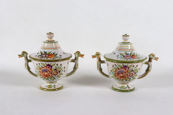 Coppia di piccole zuppiere in ceramica smaltata policromata di Deruta, con decorazioni a motivi di fiori e frutta