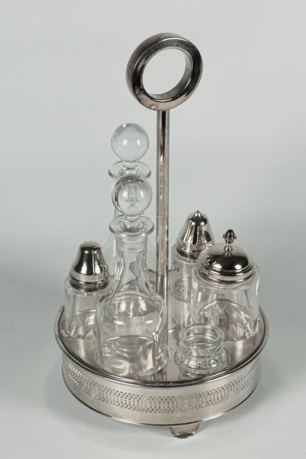 Necessaire da tavolo in metallo argentato e traforato