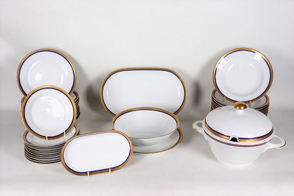Servizio di piatti in porcellana bianca, con bordi in oro zecchino e filettatura in blu cobalto (39 pz)