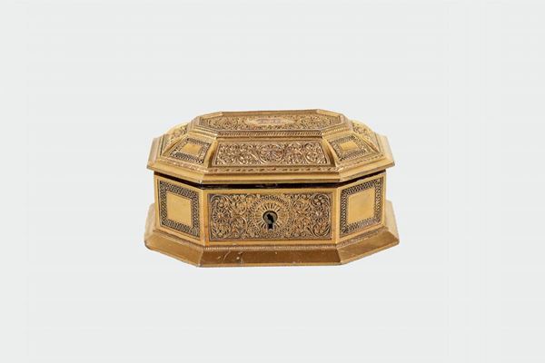 Small octagonal jewelry box in gilded metal, embossed and chiseled with floral intertwining motifs and rosettes