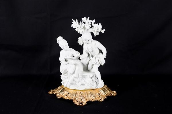 "Gallant scene in the park" group in white Capodimonte biscuit, with gilt bronze base