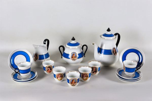 Servizio da caffè in porcellana Ginori-Doccia, con decorazioni a fasce blu e medaglioni variopinti con ritratti di "Giovani nobildonne"(10 pz)