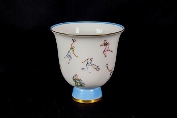 Vaso Art Decò Gio Ponti, disegnatore e direttore artistico della Richard Ginori dal 1923 al 1938, in porcellana policroma con figure di "Giocatori di Tennis" e lumeggiature in oro zecchino