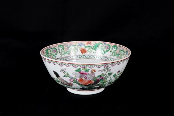 Ciotola tonda in porcellana cinese, con decorazioni in smalti policromi a rilievo a motivi di fiori e animali 