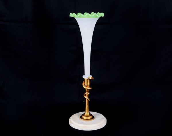 Vaso Liberty a forma di fiore in opaline bianca e verde, sorretto da base a forma di serpente in bronzo dorato