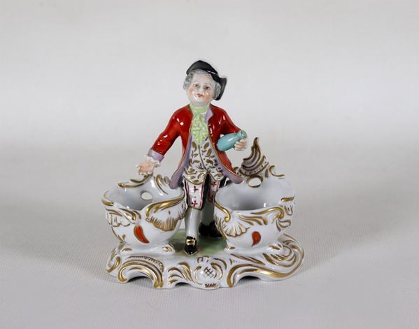 Antica saliera in porcellana francese policroma, con statuina di "Giovane gentiluomo"