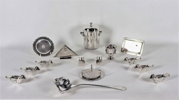 Lot in embossed and chiselled silver metal (17 pcs)