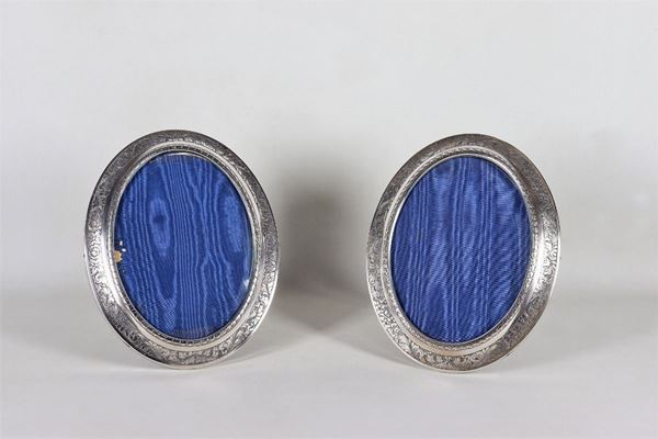 Coppia di cornici portaritratti ovali in argento
