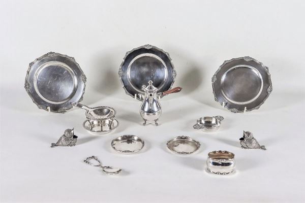 Lotto in argento cesellato e sbalzato, (12 pz) gr. 1080