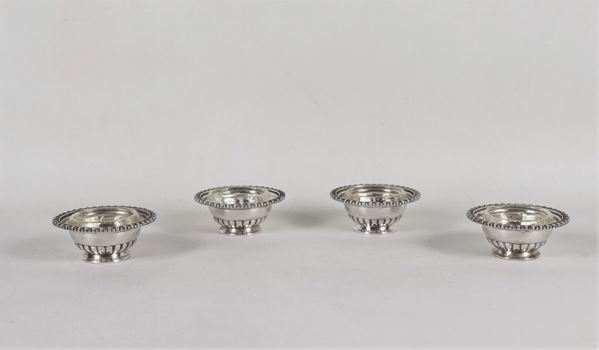 Four round salt cellars in 925 Sterling silver in the shape of amphorae, inside crystal trays, gr. 360