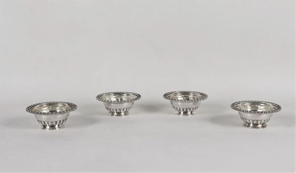 Quattro saliere tonde in argento Sterling 925 a forma di anforette, all'interno vaschette in cristallo, gr. 360