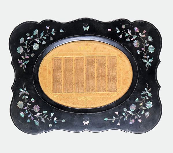 Antique small oval picture frame in ebonized wood, with mother-of-pearl inlays with floral and butterfly motifs