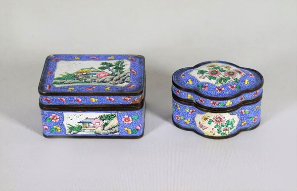 Lotto di due scatole cinesi in smalto cloisonnè, con decorazioni a rilievo a motivi di fiori e paesaggi orientali