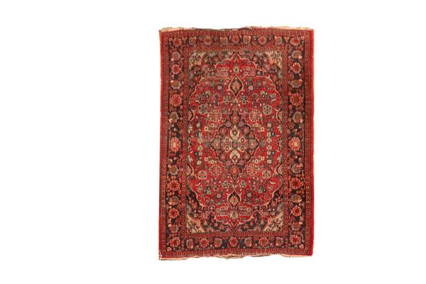 Saveh carpet with geometric and floral motifs on a red background, blue borders, M. 1.95 x 1.30