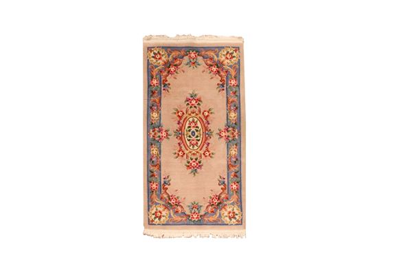Piccolo tappeto cinese con rosone floreale su fondo rosa e bordure celesti, M. 1,82 x 0,92