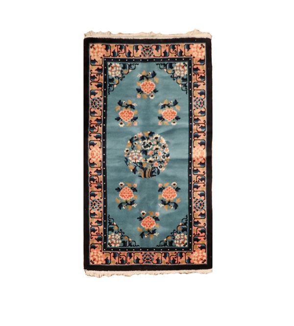 Piccolo tappeto cinese a motivi floreali su fondo celeste e bordure rosa, M. 1,37 x 0,78